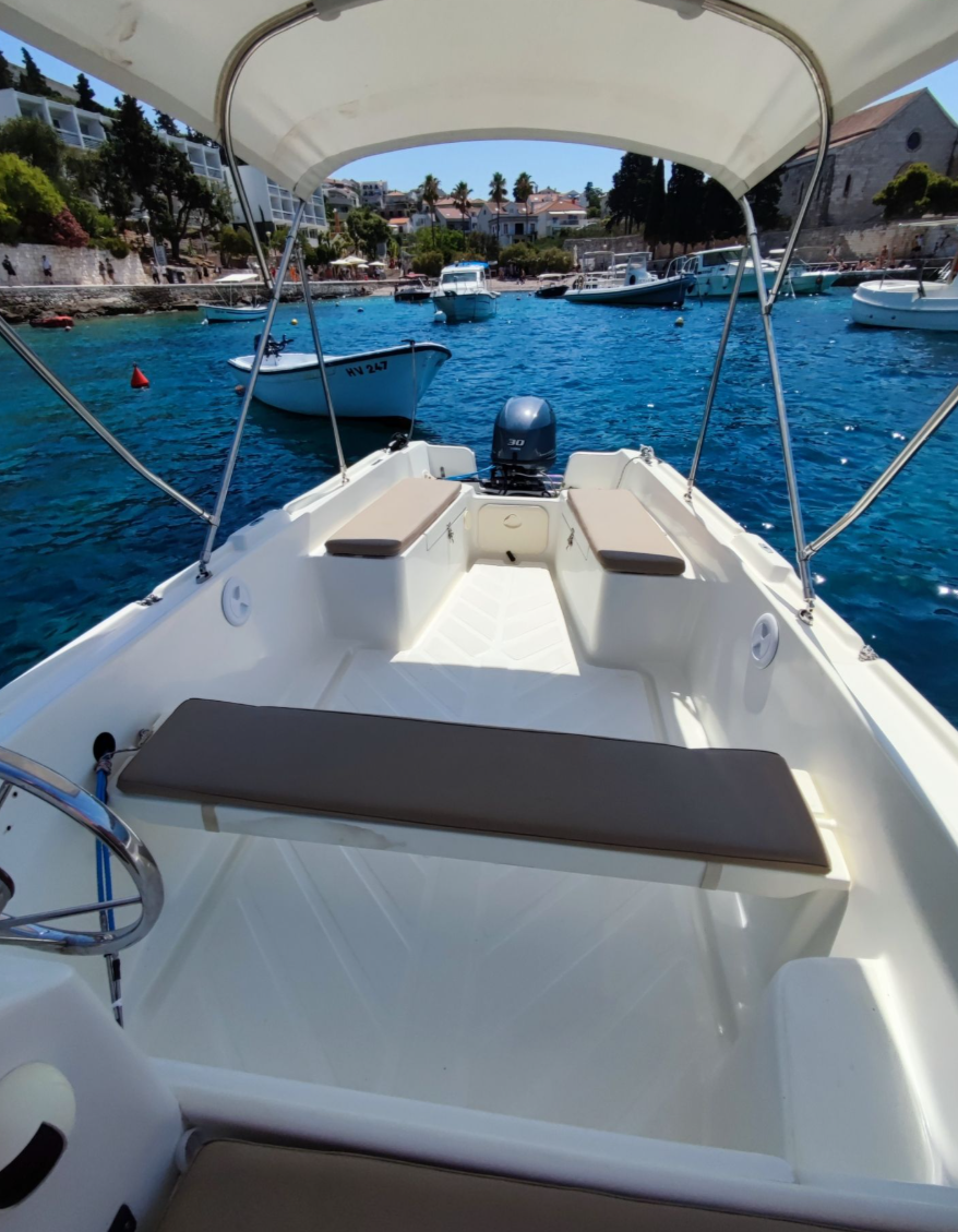 Nautica 500 30hp - Interior View