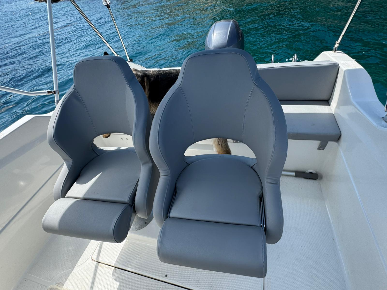 Quicksilver 100hp - Seats View