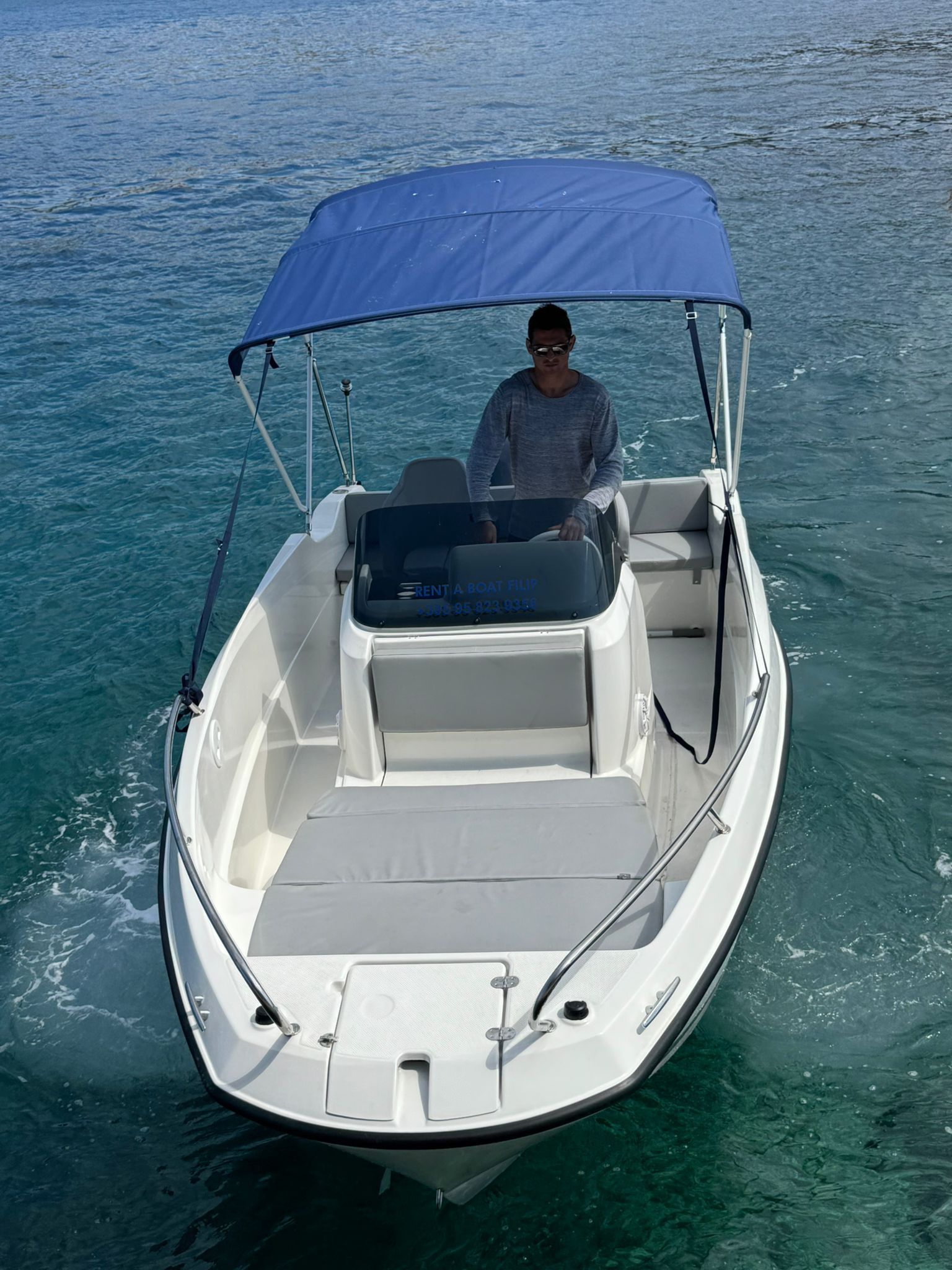 Quicksilver 100hp - Front View